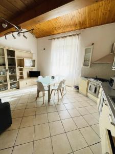 uma cozinha com mesa e cadeiras num quarto em JacuzziSuite em Livorno