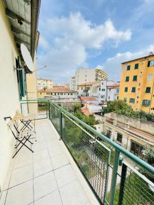 uma varanda com cadeiras e vista para a cidade em JacuzziSuite em Livorno