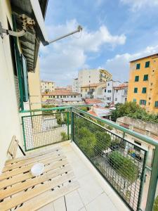 uma varanda com um banco e vista para a cidade em JacuzziSuite em Livorno