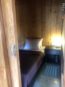 Postel nebo postele na pokoji v ubytování Chakra Tavern