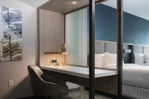 Postel nebo postele na pokoji v ubytování SpringHill Suites by Marriott Texas City