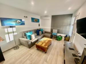 Una sala de estar con un sofá y una mesa de café. en Los Marinos 36, en Puerto del Carmen