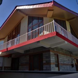 budynek z balkonem na górze w obiekcie Himachal Villa 3 BHK w mieście Kullu