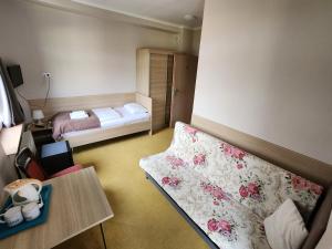ein kleines Zimmer mit einem Schlafzimmer mit einem Bett in der Unterkunft 4family *RESORT*SPA* in Szklarska Poręba