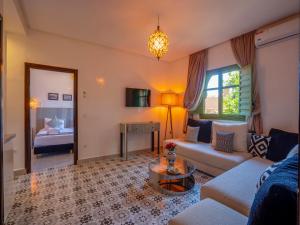 sala de estar con sofá y mesa en Riad Dar Sido, en Marrakech