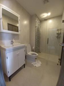 Un baño con lavabo, inodoro y ducha. en B6 НОВАЯ на БАССЕЙН ВАТСАП669З582I976, en Nai Yang Beach