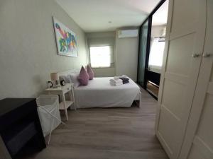 Un dormitorio con una cama blanca con almohadas rosas. en B6 НОВАЯ на БАССЕЙН ВАТСАП669З582I976, en Nai Yang Beach 6 fotos más