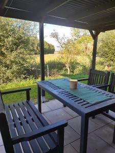 una mesa de picnic azul y 2 sillas en el patio en Ferienwohnung - Wolkow, 