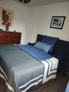 1 dormitorio con 1 cama con manta azul y blanca en Ferienwohnung - Wolkow, 
