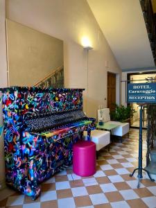 Hotel Caravaggio في فلورنسا: غرفة بها لوحة مفاتيح وطاولة في الغرفة