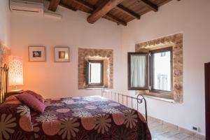 ProssediにあるLocanda Perseiのベッドルーム1室(ベッド1台、窓2つ付)
