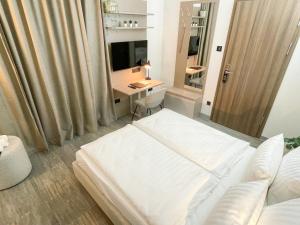 Un pat sau paturi într-o cameră la ARUS Hotels
