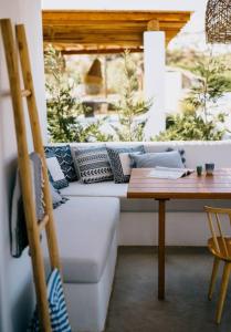 ein Wohnzimmer mit einem Sofa und einem Holztisch in der Unterkunft Luxury Cycladic Villa with Seaview and MiniPool in Naxos Chora