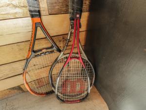 due racchette da tennis appoggiate al muro di The Big Box Brandeers a Malmesbury
