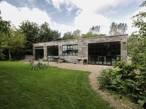 un edificio in pietra con finestre in cortile di The Big Box Brandeers a Malmesbury