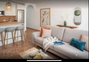 ein Wohnzimmer mit einem Sofa und einer Küche in der Unterkunft Apartamento Jaira in Playa Honda