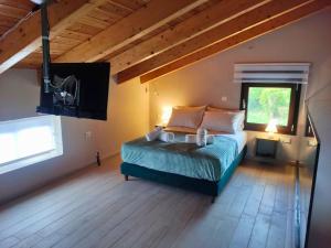 1 dormitorio con 1 cama en una habitación con ventana en Villa ArGia with private pool en Georgioupoli