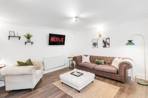 uma sala de estar com um sofá e uma mesa em Luxury 2 Bed City Centre with Parking em Norwich