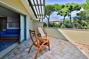 patio z fotelem bujanym na balkonie w obiekcie Hotel Villa Undulna - Terme della Versilia w mieście Cinquale