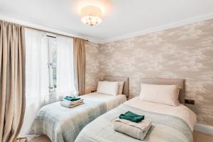 Un pat sau paturi într-o cameră la Luxury 2 Bed City Centre with Parking