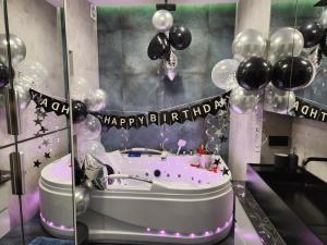 a bath tub with a happy birthday sign and balloons at CENTRAL HOUSE - Studios with exclusive use of a Jacuzzi and optional Prosecco with full access to sauna, gym and play pool facilities - Studia z prywatnym Jacuzzi i opcją z Prosecco oraz dostępem do sauny, siłowni i bilarda in Warsaw