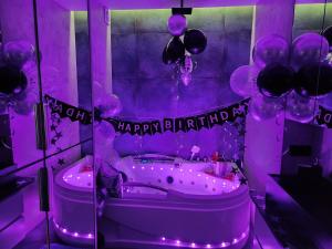 a purple bathroom with a tub and balloons at JACUZZI & SAUNA Apartament Warszawa Mokotów in Warsaw