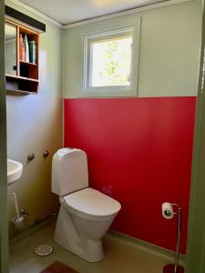 een badkamer met een wit toilet en een raam bij Holiday home Småland Siggamåla in Husjönäs