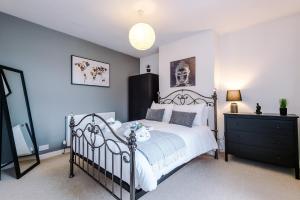 sypialnia z czarno-białym łóżkiem i komodą w obiekcie NEW! Spacious 2-bed home in Chester by 53 Degrees Property, Ideal for Long Stays, Great location - Sleeps 6 w mieście Chester