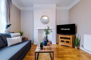 ein Wohnzimmer mit einem Sofa und einem TV in der Unterkunft NEW! Spacious 2-bed home in Chester by 53 Degrees Property, Ideal for Long Stays, Great location - Sleeps 6 in Chester
