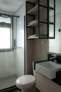 ein Bad mit einem WC, einem Waschbecken und einer Dusche in der Unterkunft Studio perfeito no Parque Una com vaga de garagem in Pelotas