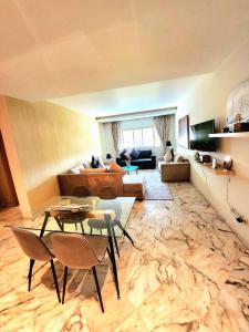 a large living room with a marble floor at La perle in Nouaceur