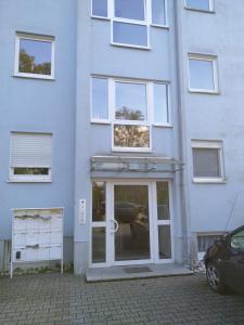 un edificio azul con una gran puerta de cristal en Ferienwohnung im Herzen von Weiden en Weiden