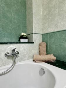y baño con bañera blanca y lavamanos. en Tutti i Comfort Giuliano's Apartment, en Messina