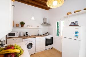 Kuchyň nebo kuchyňský kout v ubytování Charming House Platy Gialos
