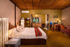 Jungle Hut Resort客房内的一张或多张床位