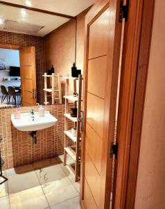 La salle de bains est pourvue d'un lavabo et d'un miroir. dans l'établissement La perle, à Nouaceur