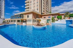 una gran piscina frente a un edificio en VISTAS FABULOSAS CLUB PARAISO 1a051 en Playa Paraiso