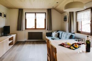 ein Wohnzimmer mit einem Tisch und einem Sofa in der Unterkunft Haus Margreth in Mellau