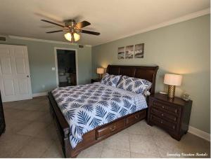 Tempat tidur dalam kamar di Biloxi Beach-Good Vibes Condo