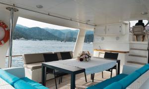 una mesa y sillas en un barco en el agua en Vira Yacht, en Göcek