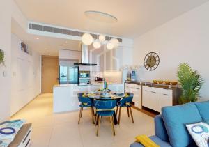 een keuken en een woonkamer met een tafel en stoelen bij 2 BDR Apartment in ADDRESS BEACH RESORT in Dubai