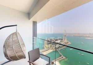 een balkon met een stoel en uitzicht op het water bij 2 BDR Apartment in ADDRESS BEACH RESORT in Dubai