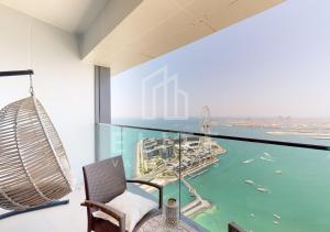 een balkon met uitzicht op het water bij 2 BDR Apartment in ADDRESS BEACH RESORT in Dubai