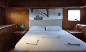 ein großes Bett in der Mitte eines Zimmers in der Unterkunft Vira Yacht in Göcek