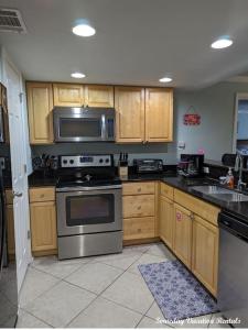 Kuchyňa alebo kuchynka v ubytovaní Biloxi Beach-Good Vibes Condo