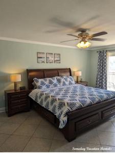 Tempat tidur dalam kamar di Biloxi Beach-Good Vibes Condo