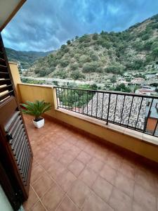 a balcony with a view of a mountain at Tutti i Comfort Giuliano's Apartment in Messina