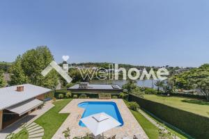 an aerial view of a house with a swimming pool at Linda casa com piscina e churrasqueira em Atibaia in Atibaia