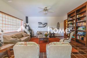 a living room with a couch and chairs at Linda casa com piscina e churrasqueira em Atibaia in Atibaia
