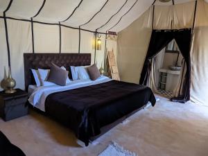 Postel nebo postele na pokoji v ubytování Rimal Luxury Camp